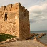 Dobbiamo ora spostarci di una ventina di chilometri verso sud, per raggiungere San Vito, la pittoresca frazione di Polignano a Mare. La torre detta �Saracena� � raggiungibile seguendo un breve sentiero alla sinistra del porticciolo (foto di Ilaria Palumbo)